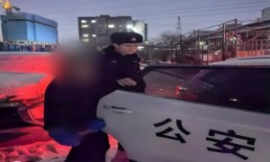 巡逻民警温情救助迷路老人  寒冬暖流显真情